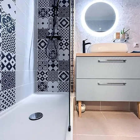 Apartment Decaroli - Stylish And Central Renovated Modern Studio *