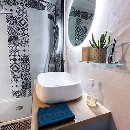 Apartment Decaroli - Stylish And Central Renovated Modern Studio *