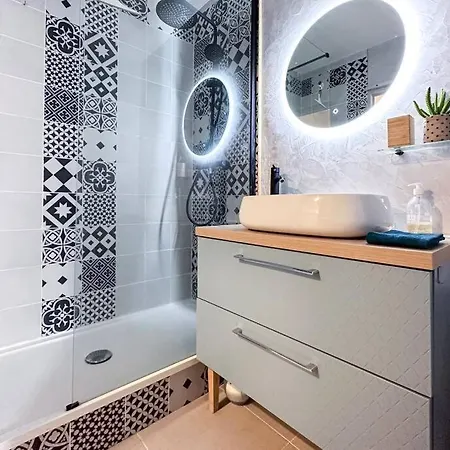 Decaroli - Stylish And Central Renovated Modern Studio Apartment *